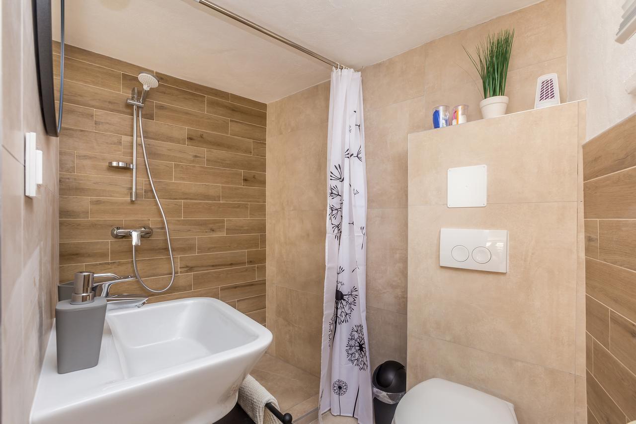 Holiday Home Jela Dobrinj Bagian luar foto