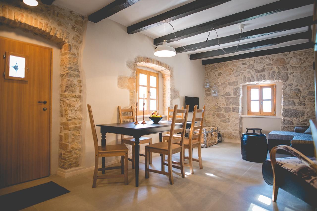 Holiday Home Jela Dobrinj Bagian luar foto